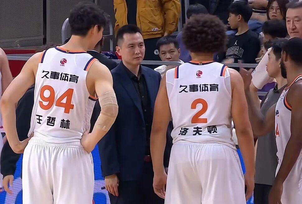 乐鱼登录入口-上海男篮14连胜，卢伟赛后发言体现智慧，洛夫顿引卢伟不满被喷！